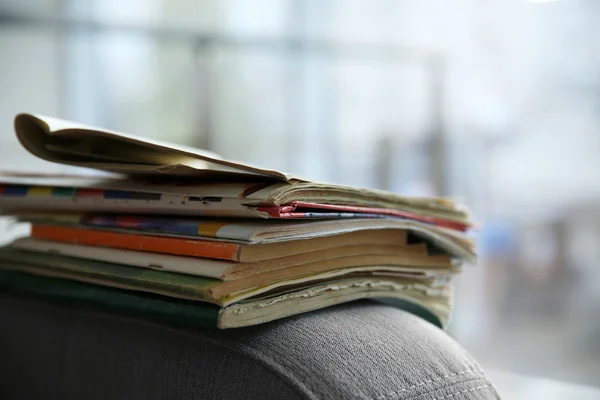 Montón de libros sobre sofá gris, primer plano — Foto de Stock