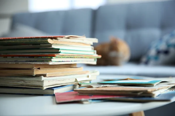 Montón de libros viejos sobre mesa blanca en la habitación. Enfoque en libros y fondo borroso —  Fotos de Stock