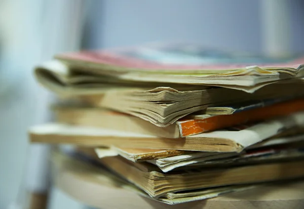 Stapel boeken op lamp plank, close-up — Stockfoto