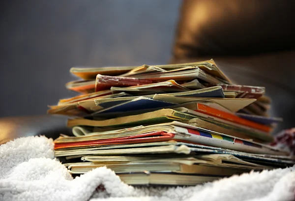 Bücherstapel auf Ledersessel im Raum, Nahaufnahme — Stockfoto