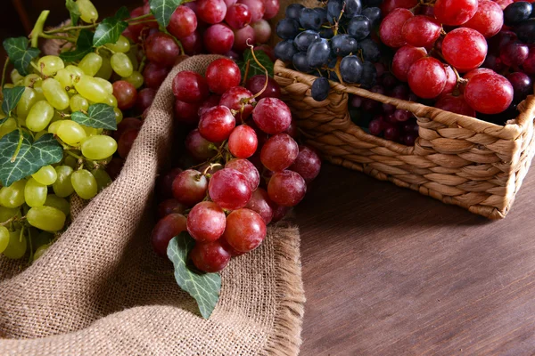 Виноград в плетеной коробке на столе крупным планом — стоковое фото