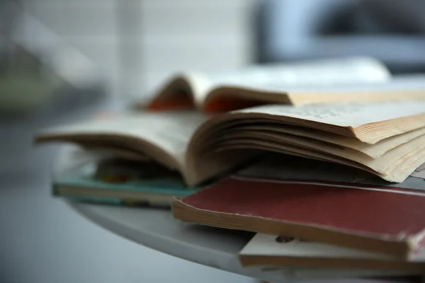 Eski kitaplar beyaz masa üzerinde kazık. Kitaplar ve arka plan bulanık odaklanmak — Stok fotoğraf