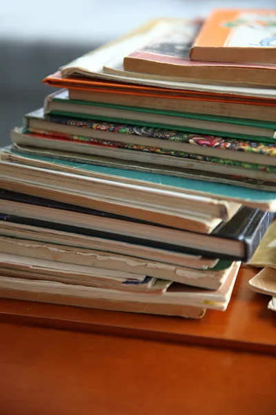 Montón de libros antiguos sobre mesa marrón en la habitación —  Fotos de Stock