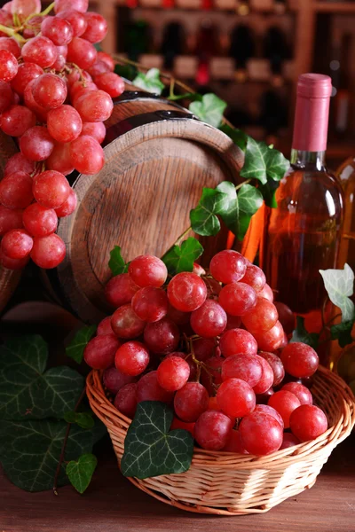Hrozny s vínem a hlavně na stůl — Stock fotografie