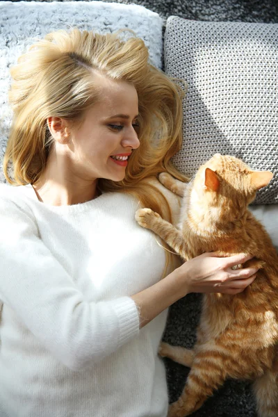 Mulher que estabelece com gato vermelho — Fotografia de Stock