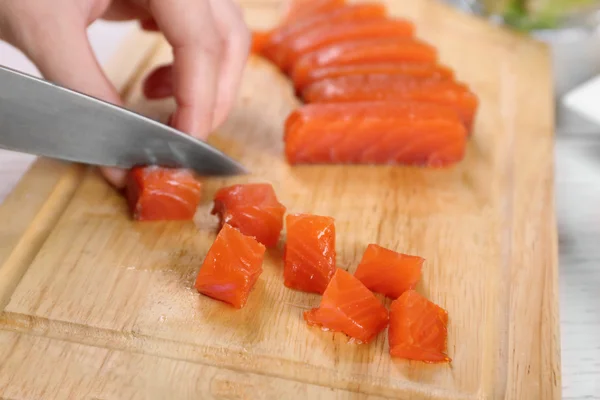 Mujer cortando salmón ahumado —  Fotos de Stock