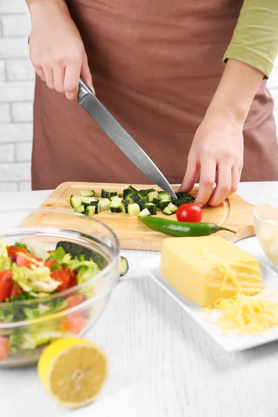 Female hands cutting vegetables — Stock Photo, Image