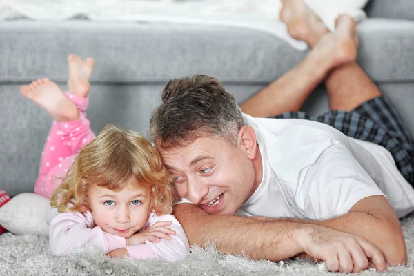 Padre e hija en casa — Foto de Stock