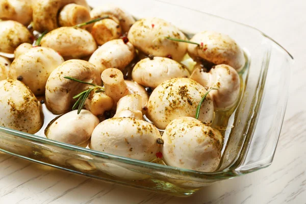 Marineren champignons met specerijen op houten tafel — Stockfoto