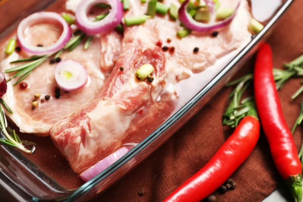 Fleisch mit Gewürzen auf dem Tisch marinieren, Nahaufnahme — Stockfoto