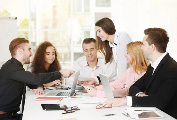 Gente de negocios discutiendo nuevo proyecto — Foto de Stock