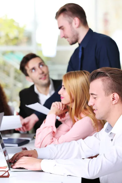 Gente de negocios discutiendo nuevo proyecto — Foto de Stock