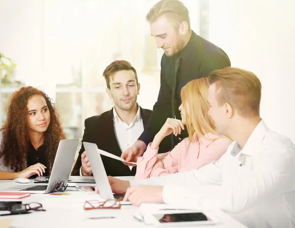 Gli uomini d'affari discutono di un nuovo progetto — Foto Stock