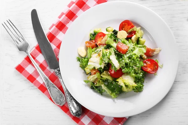 Smakelijke zalm salade op lichte houten achtergrond — Stockfoto