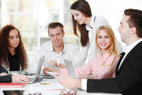 Gente de negocios discutiendo nuevo proyecto — Foto de Stock