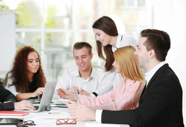 Geschäftsleute diskutieren neues Projekt — Stockfoto