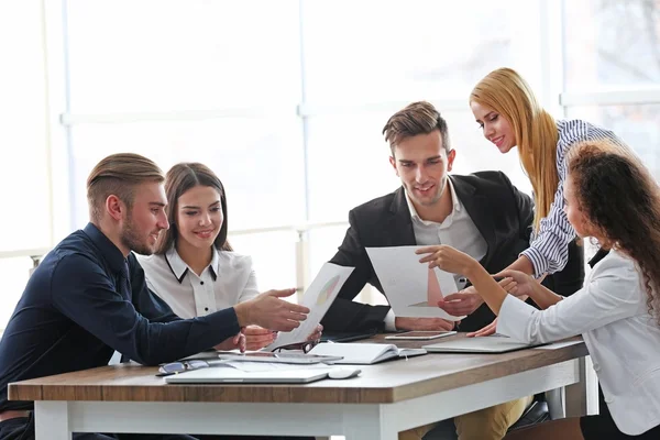 Människor diskutera nya affärsprojekt — Stockfoto