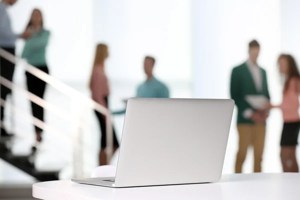 Laptop auf dem Tisch im Konferenzraum — Stockfoto