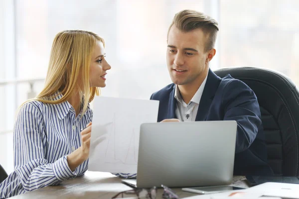 Empresario y empresaria trabajando — Foto de Stock