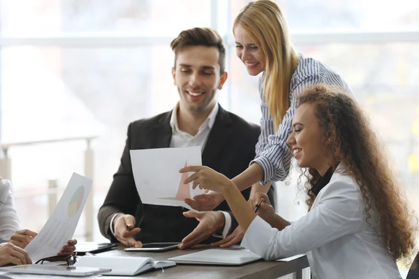 Gli uomini d'affari discutono di un nuovo progetto — Foto Stock