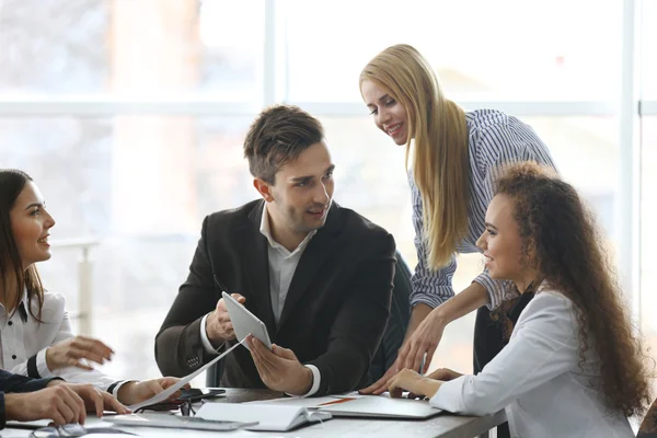 Zakelijke mensen discussiëren over nieuwe project — Stockfoto