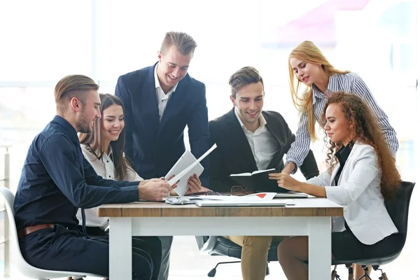 Gente de negocios discutiendo nuevo proyecto — Foto de Stock