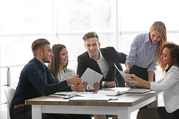 Människor diskutera nya affärsprojekt — Stockfoto