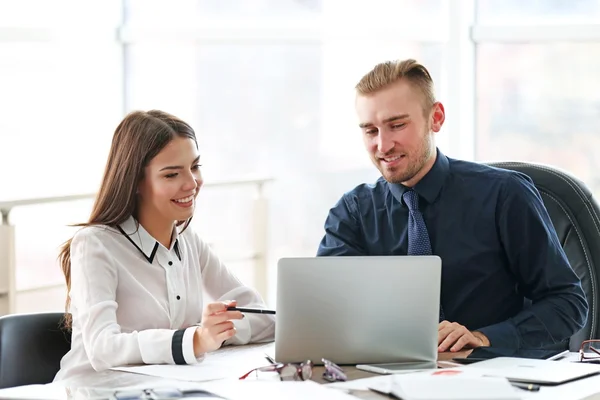 Uomo d'affari e donna d'affari che lavorano — Foto Stock