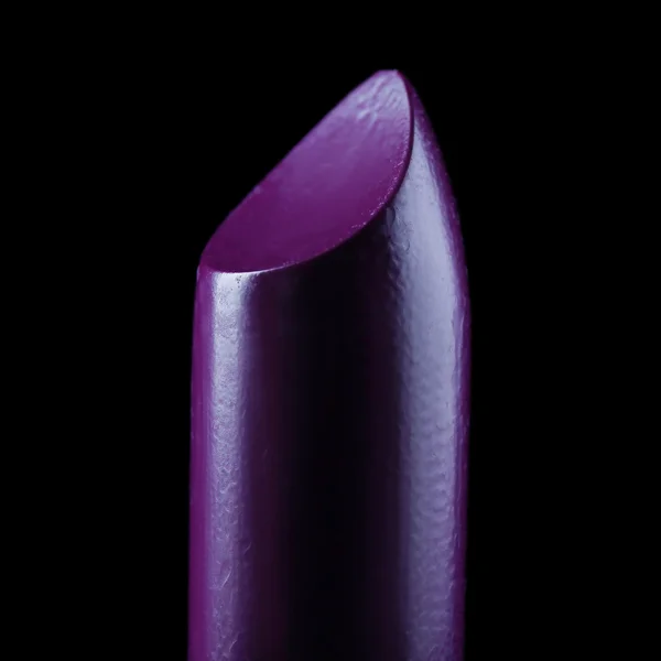 Lápiz labial púrpura sobre fondo negro —  Fotos de Stock