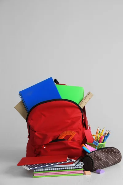 Batoh se školními potřebami — Stock fotografie