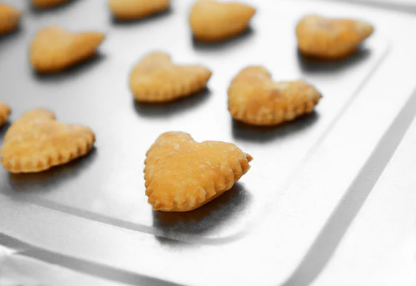 Biscoitos em forma de coração em uma assadeira, close-up — Fotografia de Stock