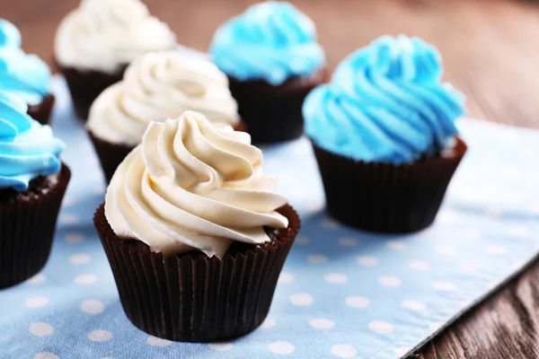 Chocolade cupcakes op servet close-up — Stockfoto