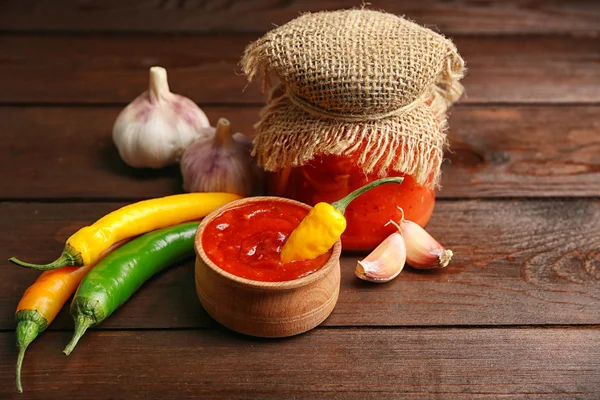 Ev yapımı sos salsa ve baharat ahşap arka plan üzerinde — Stok fotoğraf