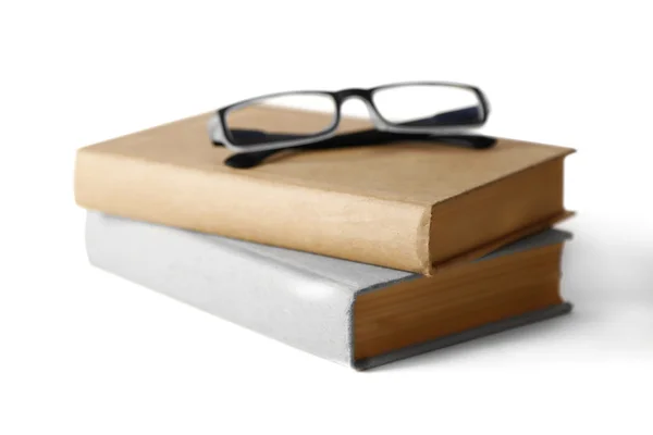 Livres durs couverts et lunettes sur elle isolé sur fond blanc — Photo