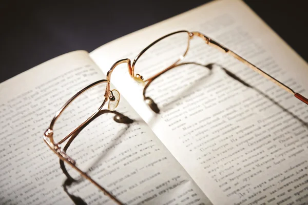 Buch und Brille auf, Nahaufnahme — Stockfoto