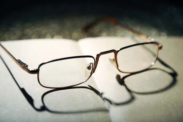 Buch und Brille auf, Nahaufnahme — Stockfoto