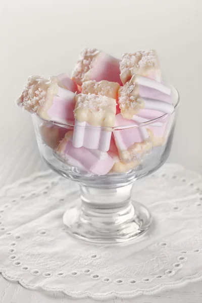 Leckere Marshmallows mit Schokolade in Schüssel auf dem Tisch, Nahaufnahme — Stockfoto