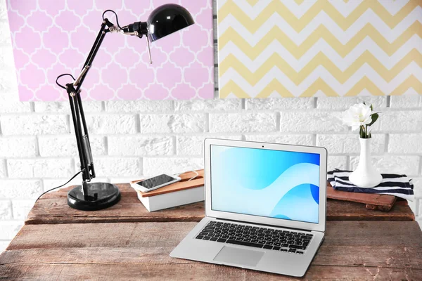 Modern lamba ve masa üstünde laptop — Stok fotoğraf
