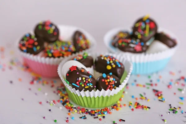 Smakelijke marshmallows met chocolade in kopjes op tafel, close-up — Stockfoto