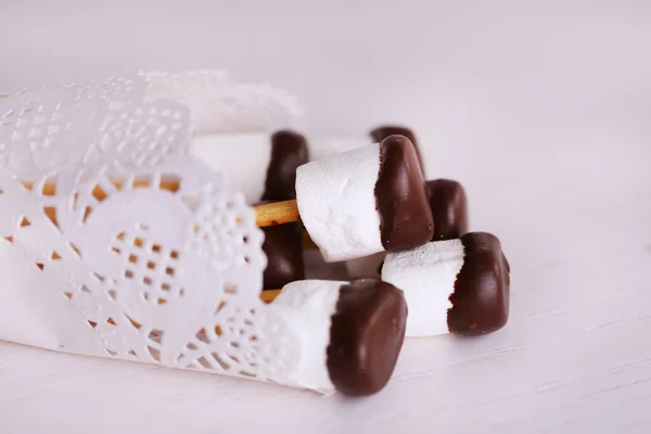 Välsmakande marshmallows med choklad på pinnar, närbild — Stockfoto