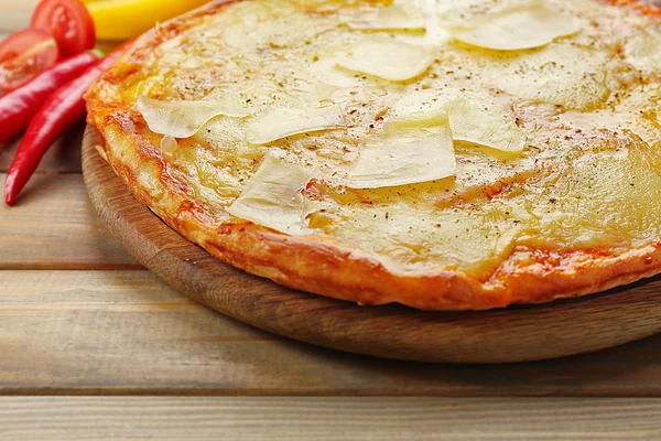 Pizza et légumes savoureux sur fond bois, gros plan — Photo