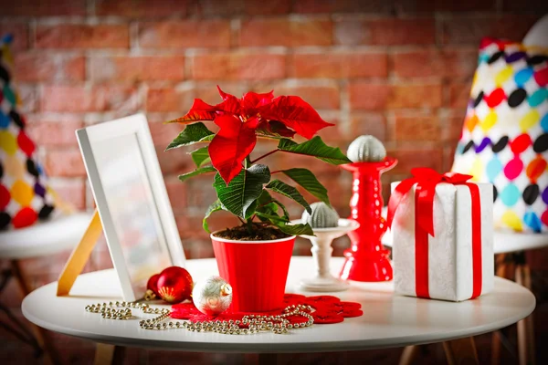 Interior de la habitación moderna con flores de Navidad poinsettia —  Fotos de Stock