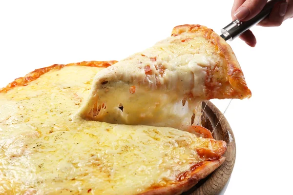 Pizza fatiada saborosa isolada em branco. Um pegue um pedaço de pizza — Fotografia de Stock