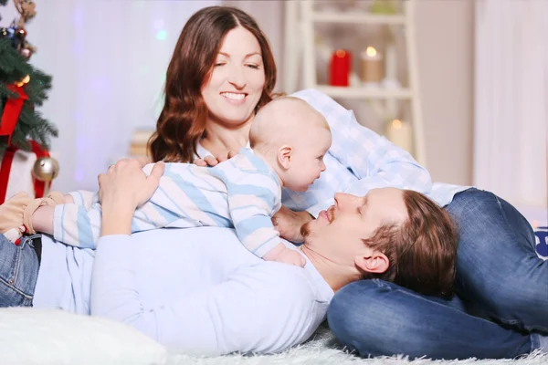 Padres felices jugando con el bebé — Foto de Stock