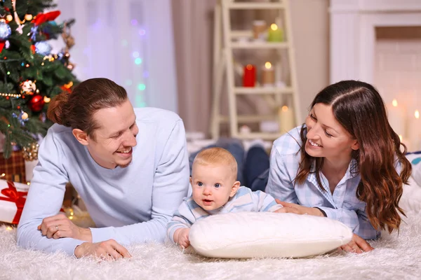 Gelukkige familie tot op vloer — Stockfoto