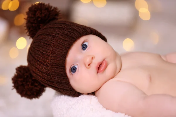 Adorable bebé en sombrero de punto marrón —  Fotos de Stock