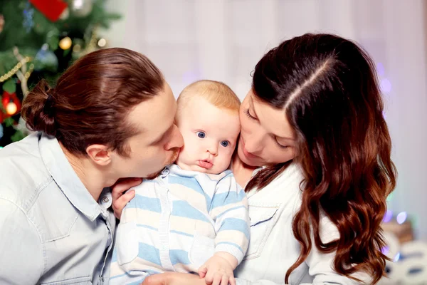 Pais beija o bebê deles — Fotografia de Stock