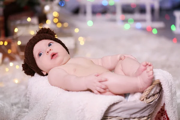 Bebê adorável em chapéu de malha marrom — Fotografia de Stock
