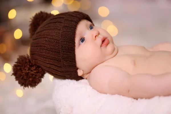 Очаровательный ребенок в коричневой вязаной шляпе — стоковое фото