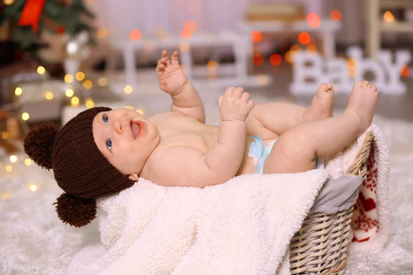 Entzückendes Baby mit brauner Strickmütze — Stockfoto